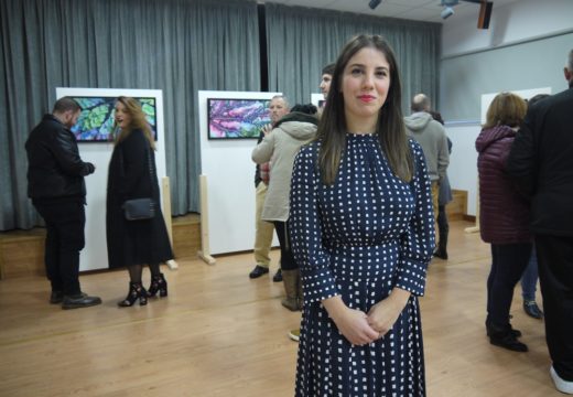 A xoven pintora Sara Naveiro inaugura a exposición da súa obra na Casa da Cultura de Touro